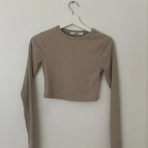 ribbad långärmad topp - beige långärmad topp från nakd, ribbad, storlek xs