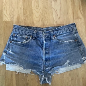 Lågmidjade Jeansshorts Levis - Superfina lågmidjade jeansshorts köpta här på Plick men var tyvärr för stora för mig. W-stl har tyvärr suddats ut men de var somsagt för stora för mig som brukar ha 24