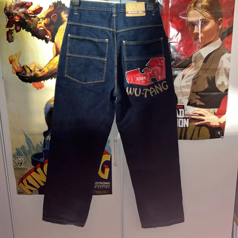Säljer mina asfeta Wu-Tang baggy jeans då de var för små för mig. Bra skick, bara lite slitage i hälen och vid vänster framben (syns på bilderna). Skriv om det finns frågor ✌️. Jeans & Byxor.