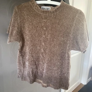 Topp stickad  - Köpt second hand och är lite uppriven under armhålan på ena sidan men inget som syns mycket, se bild 3 