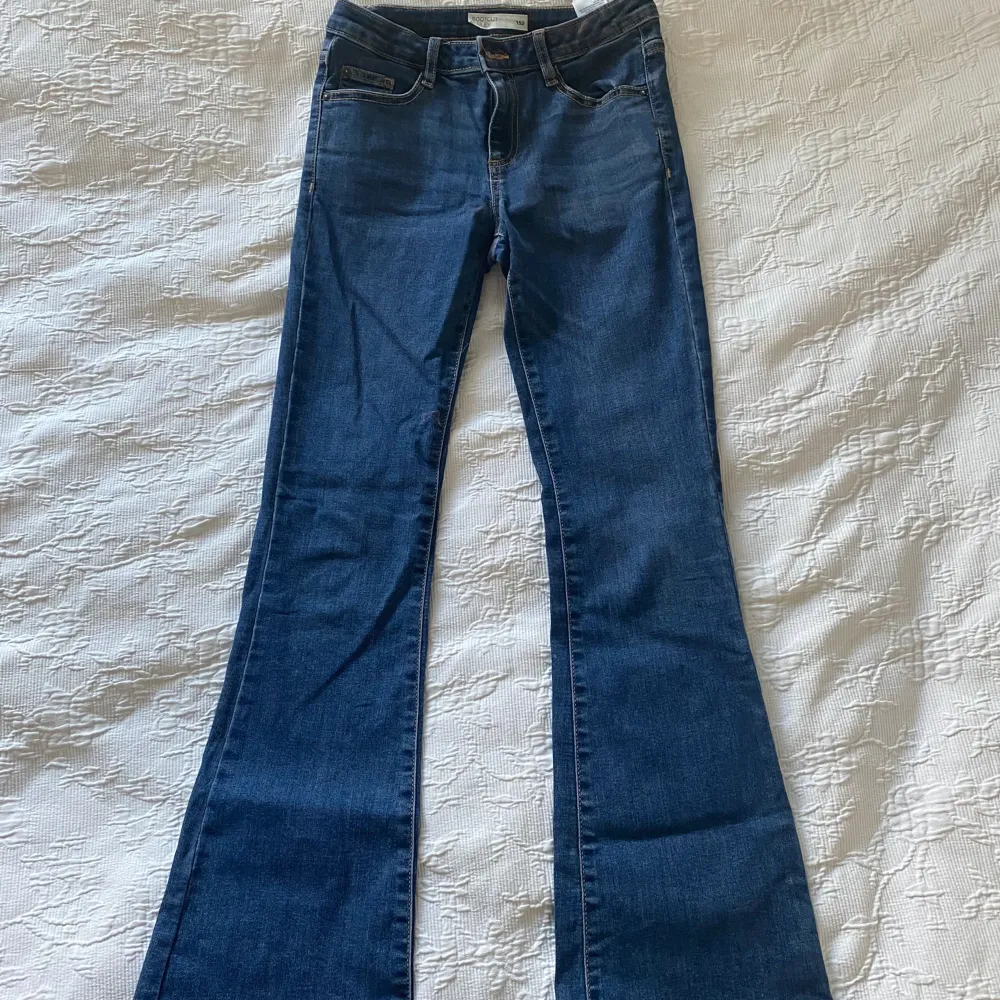 Snygga Bootcut Jeans som tyvärr blivit för korta för mig som är ca 164. Strl 152 men stor i storleken! Passar mig i midjan som brukar ha 34☺️. Farkut & Housut.