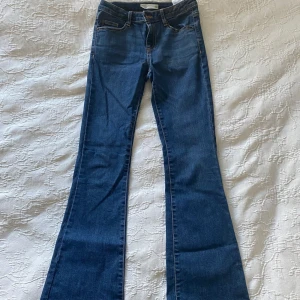 Bootcut Jeans - Snygga Bootcut Jeans som tyvärr blivit för korta för mig som är ca 164. Strl 152 men stor i storleken! Passar mig i midjan som brukar ha 34☺️