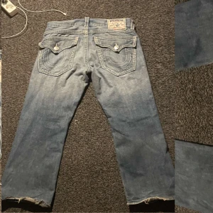 Tripple stitch trueys - Slitna där nere men annars bra skick  Midja: 45cm Längd: 90cm Benöppning: 25cm