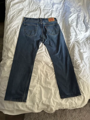 Levis 501 jeans - Säljer mina levis 501 eftersom dom inte kom till användning. Har använt dom mindre än 5 gånger. Dom är fräscha och i bra skick. Storlek 34/30. Passar mig som är 180 perfekt, lite stor i midjan men det är inget som ett bälte inte kan lösa. Pris kan sänkas