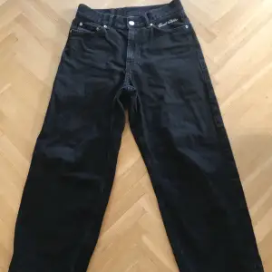 Jeans som är köpta på junkyard i Stockholm förra sommaren. Dom är bra skick och jag säljer dom för att jag bytt stil. Köpta för  1000kr Hör av er om ni undrar något. Betala med Swish ifall ni är intresserade.