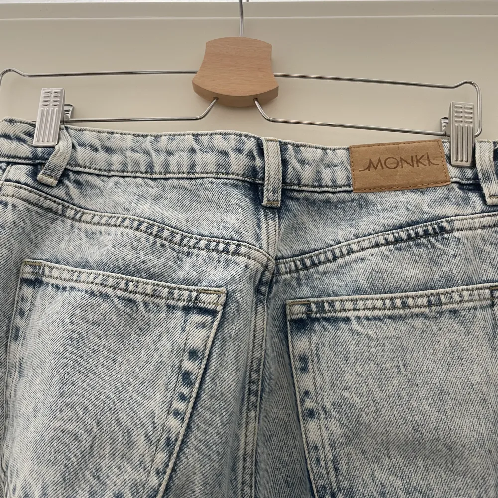 Blå jeans i modellen Yoko. Köpta på monki för 400kr, säljes för 100kr. Endast använda ett fåtal gånger, så de är i väldigt bra skick.  Köp helst via köp direkt💗. Jeans & Byxor.