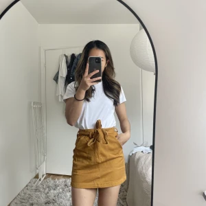 Jeanskjol  - Jeanskjol med knytning. Från bikbok i strl 34, 