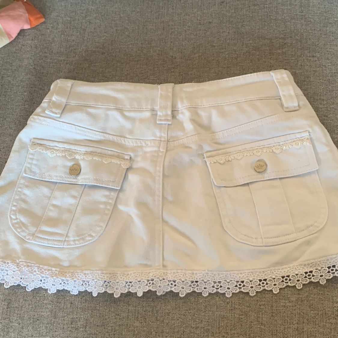 Söt jeanskjol som är lite kort men bra passform! - 90