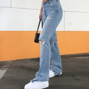 Jeans - Säljer dessa jeans i storlek S. Använt få gånger så bra skick och bra längd. Jag är 167cm och de passar bra, men längden passar även om man är lite längre.  Orginalpris 599kr