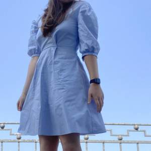 Super gullig ljusblå klänning från & other stories, säljer då den inte kommer till användning. Passar strl S-M ungefär, kontakta för mer info❤️