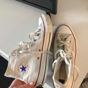 Ett par jättesnygga vita converse skor i storlek 37,5 men passar mig med 38 bra!! Jag säljer då de inte kommer till användning!💕 De är lite slitna i hälen och är köpt secondhand förra sommarn! Skriv för fler bilder!!💕💕