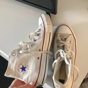 Vita Converse  - Ett par jättesnygga vita converse skor i storlek 37,5 men passar mig med 38 bra!! Jag säljer då de inte kommer till användning!💕 De är lite slitna i hälen och är köpt secondhand förra sommarn! Skriv för fler bilder!!💕💕