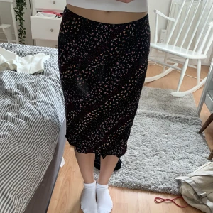 Blommig kjol - Fin luftig blommig kjol perfekt till sommaren! Säljer då jag aldrig använder den längre!