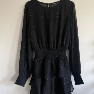  Svart glittrig klänning  - Svart klänning med glitter, genomskinliga ärmar❣️ Storlek Xs men passar även S