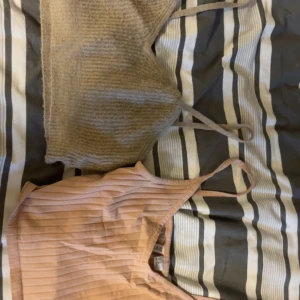 Två linnen - Säljer båda för 40 kr.  Eller 20 kr styck.  Xs på den lite mer rosare linnet. Och de beiga S.