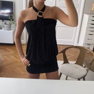 Svart klänning - Säljer denna super snygga klänning☺️