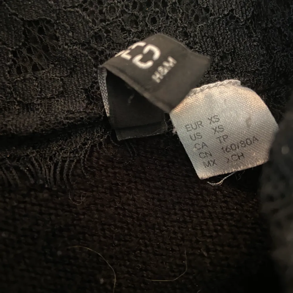 En svart stickad tröja från H&M andvänt 1 gång. Och säljer pga att jag ej använder den. Tröjan har lite spets längs halsen men de går att peta in om man vill det💗 . Stickat.