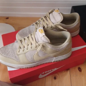 Nike dunk lows - Ett par nike dunk low wheat grass. Skick 8/10. De passar nästan allt och är stilrena. De har några småfläckar som går att tvätta bort enkelt med mocha borste. Hör av dig om frågor