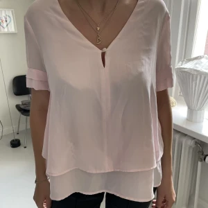 Söt blus  - Säljer denna söta blusen i en fin rosa färg, jätte fint skick knappt använd💖
