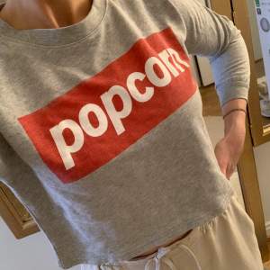 Croppad sweatshirt med Popcorn-text strl XS/S. 