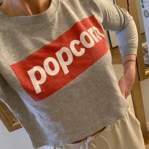 Croppad sweatshirt med Popcorn-text strl S - Croppad sweatshirt med Popcorn-text strl XS/S. 