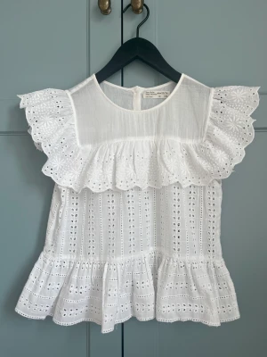 Söt topp - Jättesöt topp från zara i stl 164 så skulle säga att den passar xs/s💗💗