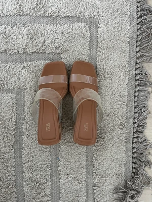 Kilklackar ZARA  - Kilklackar med flätad klack och transperenta remmar, använda 2 timmar. Från ZARA förra säsongen. Strl 37