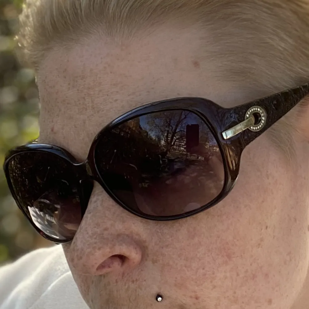 Fett snygga brillor från Christian Dior. Man får självklart fodralet som hör till. Använda, ja så det är lite repor på dom men det är inget som man tänker på.. Asusteet.