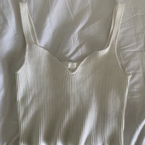 Vit topp - Vit topp från hm💕 Endast använd enstaka gånger, inga defekter