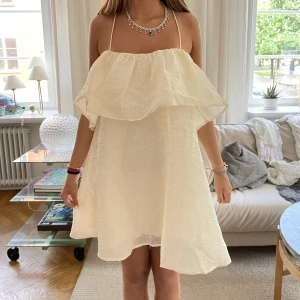 Sommarklänning  - Säljer denna slutsålda klänning ifrån hm! Storlek S