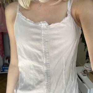 Korsett topp - Så himla fin ljusrosa topp med korsettspännen på hela framsidan 💘💖den har likadana sömmar på sidorna på fram och baksidan 