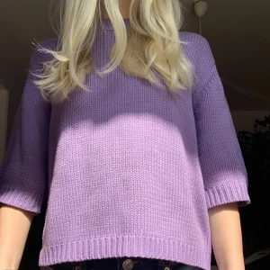 Stickad kortärmad tröja - Kortärmad tröja från name it. Oanvänd, tänkte lämna tillbaka men det gick inte. Ordinarie pris är 300 💗