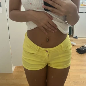 Jeansshorts - Hej säljer dom här jätte snygga jeans shortsen💕 dom är från gina tricot! Dom är oxå lågmidjade🌸 inga tecken på användning💯 