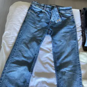 Fina midwaist bootcut jeans från Gina Tricot som är för långa på mig. Nypris: 500. 