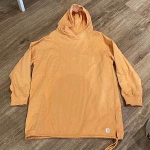 Längre hoodie - Längre hoodie i strl 160