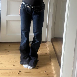 Lågmidijade jeans - Säljer dom här jeansen jag har köpt av tjejen på bilden. Jag har sprättat upp kanten längst ner på byxorna och en knapp saknas på backfickan. Men det är inget märkvärdigt💓