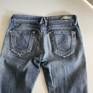 Jeans  - Jättefina jeans men som tyvärr är för små för mig , okänd storlek då de itne står och är välldigt gamla men skulle gissa på xs 💞