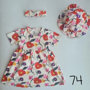 Sommarklänning med solhatt & hårband (Eko) - Blommig sommarklänning med solhatt och hårband i fint skick. Märket är ICAS I ❤ Eco.  