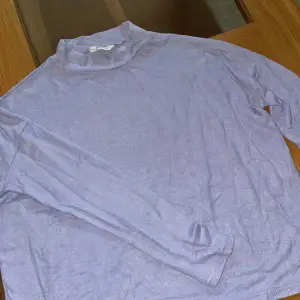 Långärmad tröja från Cubus i storlek xs, i gott skick då den är använd 1 gång. Färgen är ljuslila