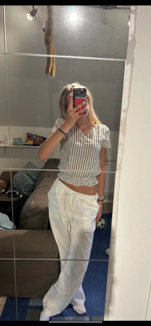 Söt linnetopp  - Jättefin söt tröja från Cubus, dem är i barn storlek 158, men passar mig bra som brukar ha xs/s!💘💘