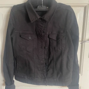 Jeansjacka - Svart jeansjacka från Mango