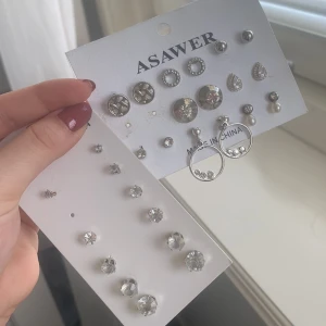 Silver örhängen  - Pris varierar mellan 20-30kr, man kan välja mellan att köpa på plick, frakten blir 29kr då. Annars kan jag skicka med frimärke, frakt blir då 15kr. Köper man fler blir det paketpris! Tryck inte på köp nu 