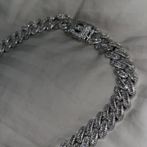 Cernucci chain - •Nypris 2.925kr  •Vitt guld •Aldrig använd 