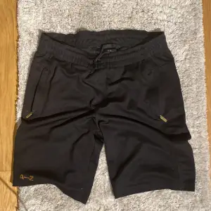 Säljer ett par Zlatan shorts i storlek M - bra skick och använda mindre än 10 gånger - kom med prisförslag om du har ett. Kan sälja billigare vid köp av flera plagg. 