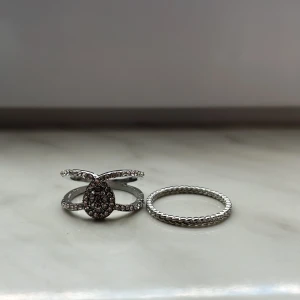 Två silverringar - Säljer två snygga ringar i silver (vet ej om det är äkta). 10kr för båda!