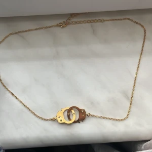 Halsband - Säljer detta guld halsband (inte äkta) från ur & penn, helt oanvänd! 