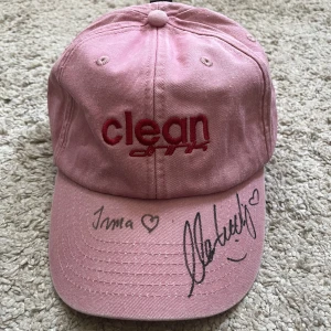 Clean Drink keps - Säljer en sällsynt Clean Drink keps signerad av Markoolio och Irma. Det finns totalt 100 kepsar och enda sättet att fà tag pa en var att vara en av de första 100 som vann #Cleanraspberry tävlingen på tiktok.