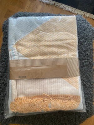 NRJD stripes bommulspläd - Filt oöppnad i sin förpackning ifrån märket NRJD. Inköpspris är 845kr. Skriv vid frågor :)