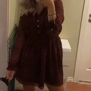 Klänning - Säljer den här superfina röd-svarta klänningen från zara. Jag är 162 cm som längdreferens. 
