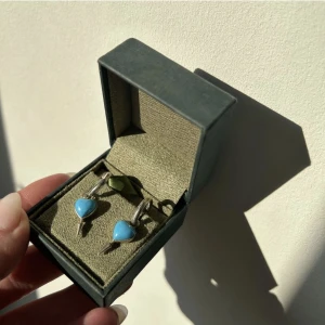 SÖKER - Hej, jag SÖKER dessa örhängen från Maria Nilsdotter!! Betalar bra, hör gärna av er ifall ni skulle kunna tänka sälja🥰🥰